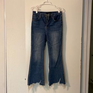 Risen frayed hem jeans.